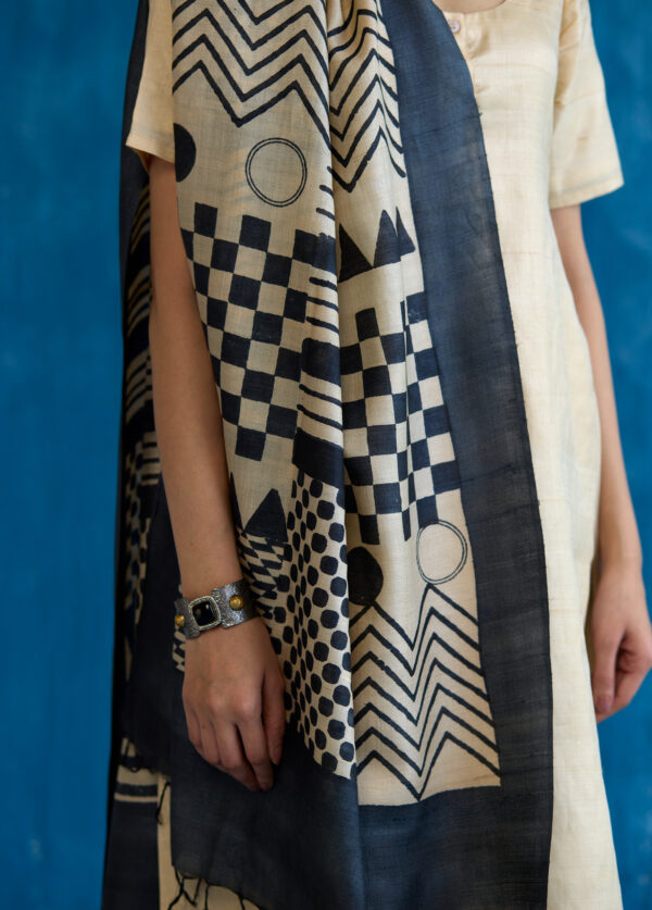 Bold Patterns Kosa Silk Dupatta - Image 3