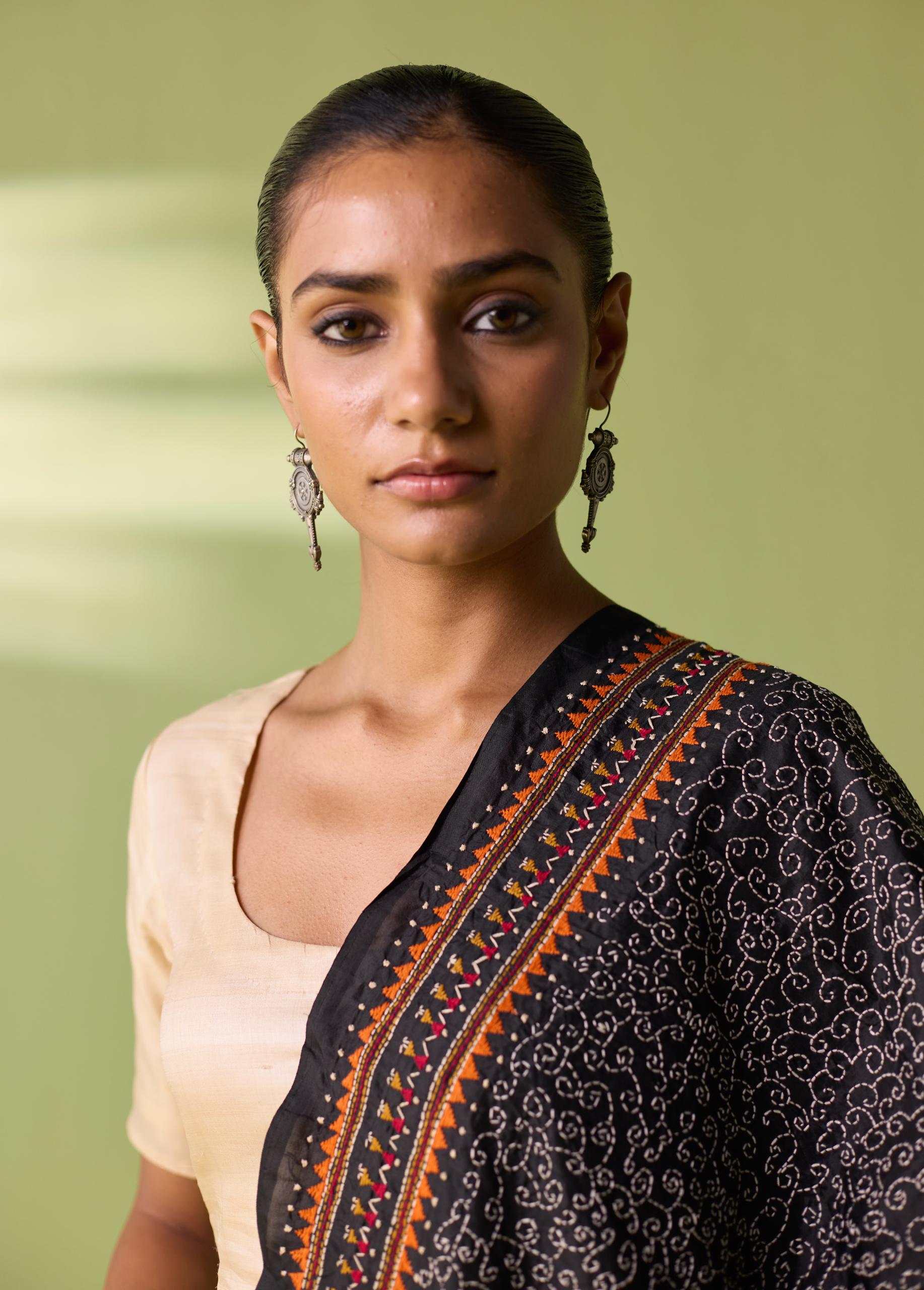 Kaali Maru Kosa Silk Marwadi Dupatta - Image 5